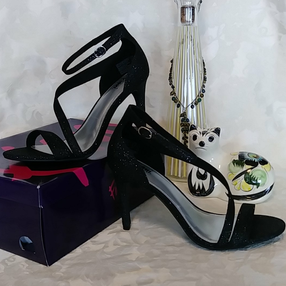 Last chance $4 items - NWT special occasion heels